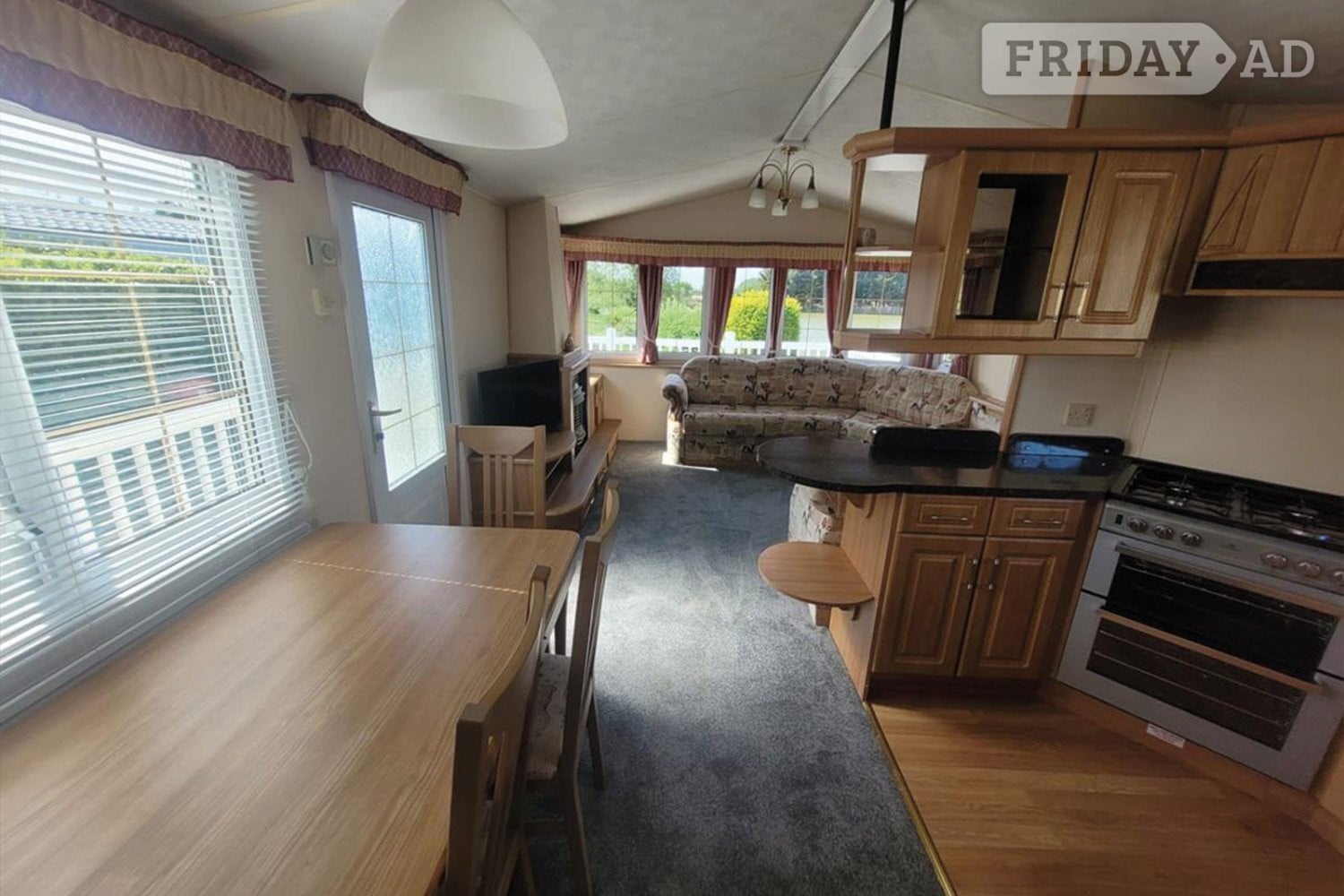 Luxury Holiday Home with beautiful lake views - Holiday Homes