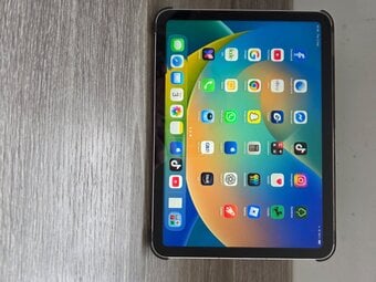 TOP SPEC APPLE IPAD  COST £579 WHEN NEW 5G CELLULAR  256 GB STAND