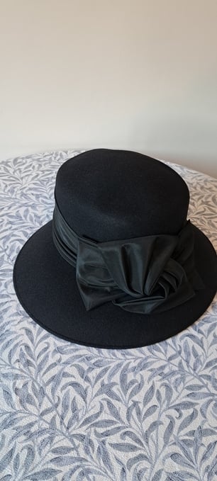  LADIES’ BLACK WOOL FELT FORMAL OCCASION DESIGNER HAT WITH SATIN 