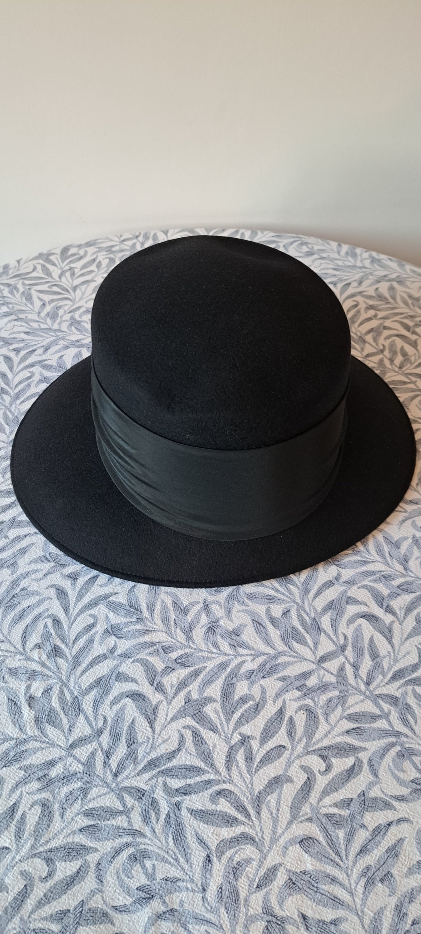  LADIES’ BLACK WOOL FELT FORMAL OCCASION DESIGNER HAT WITH SATIN 