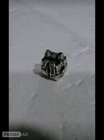 Pandora present charm