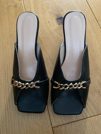 Black Slip-On Sandals with Gold Chain Decoration - Size: UK3/EU36