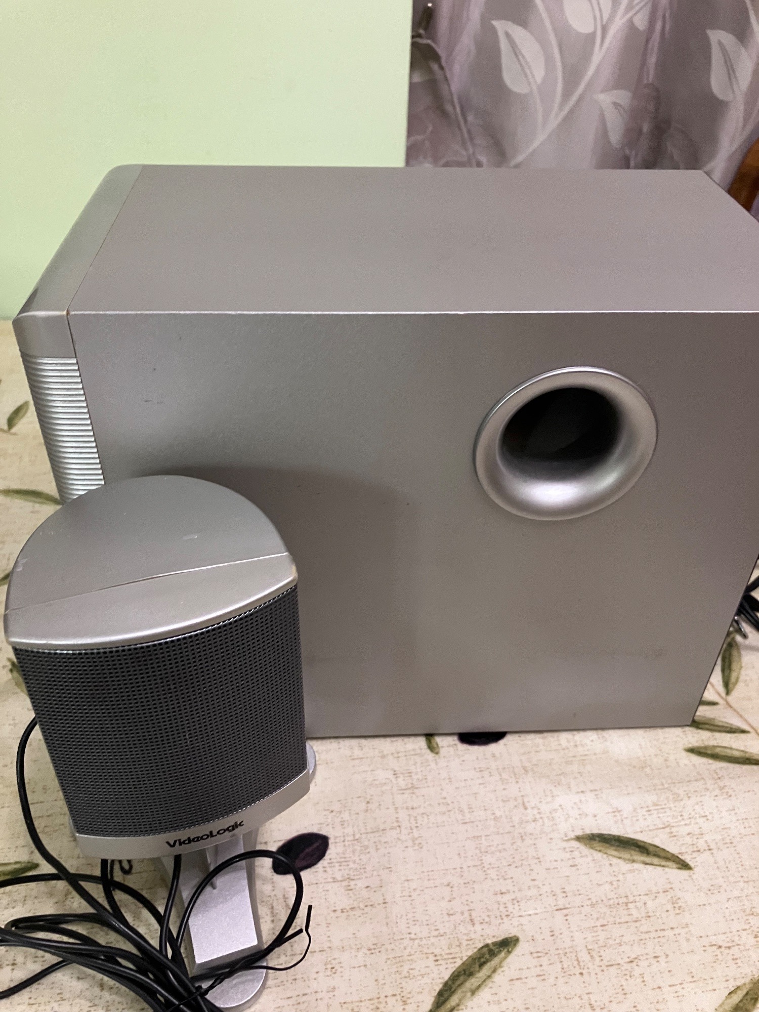 Videologic speakers ZXR-550 large Speaker+2 small speakers on leg - Tv, Audio & Cameras in Tunbridge Wells