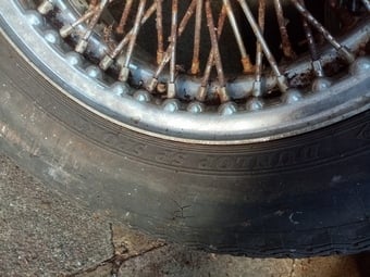 Wire wheels and tyres Jag e type