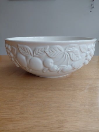 White Ceramic Fruit Bowl – As Good As New