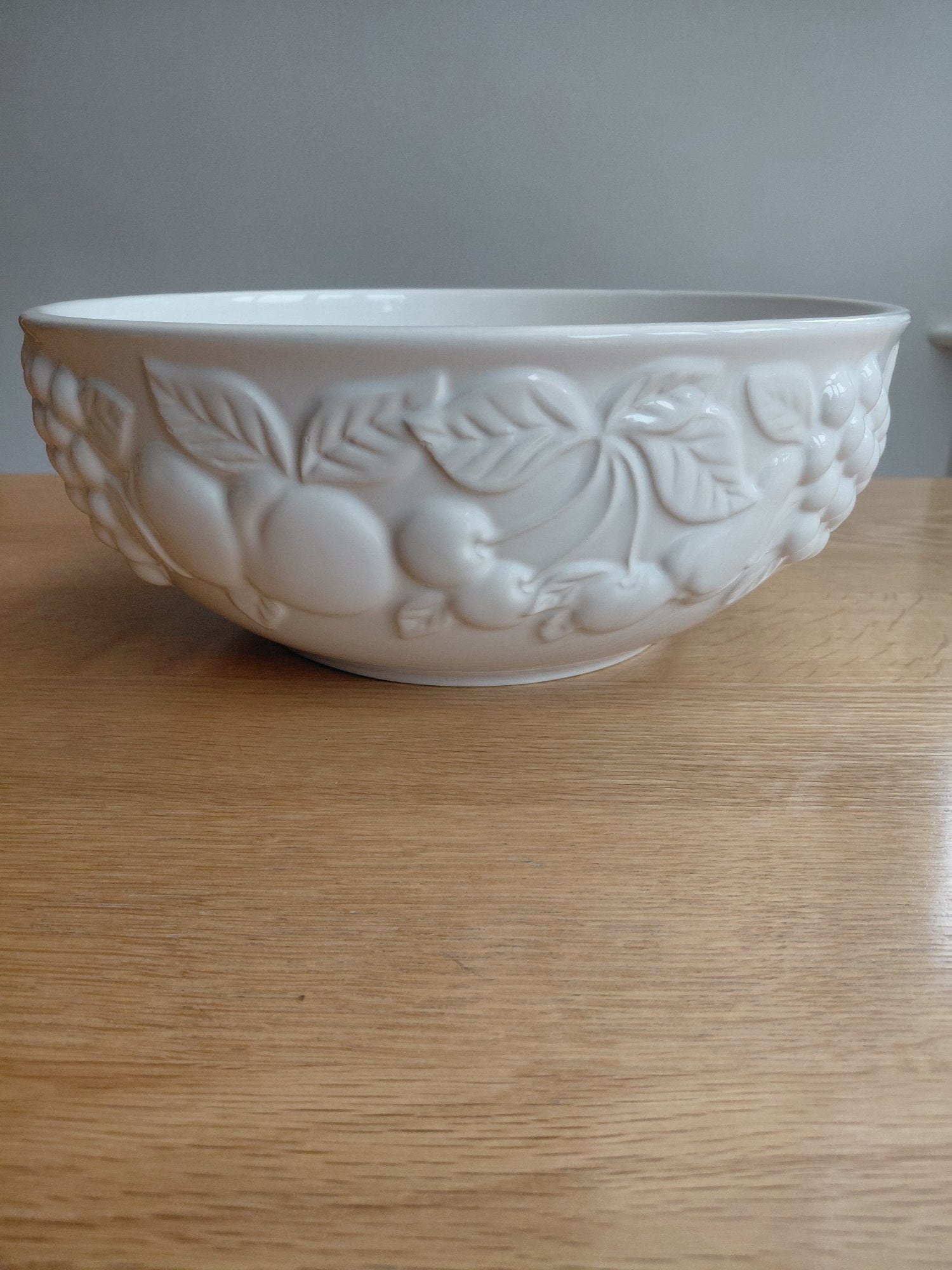 White Ceramic Fruit Bowl – As Good As New