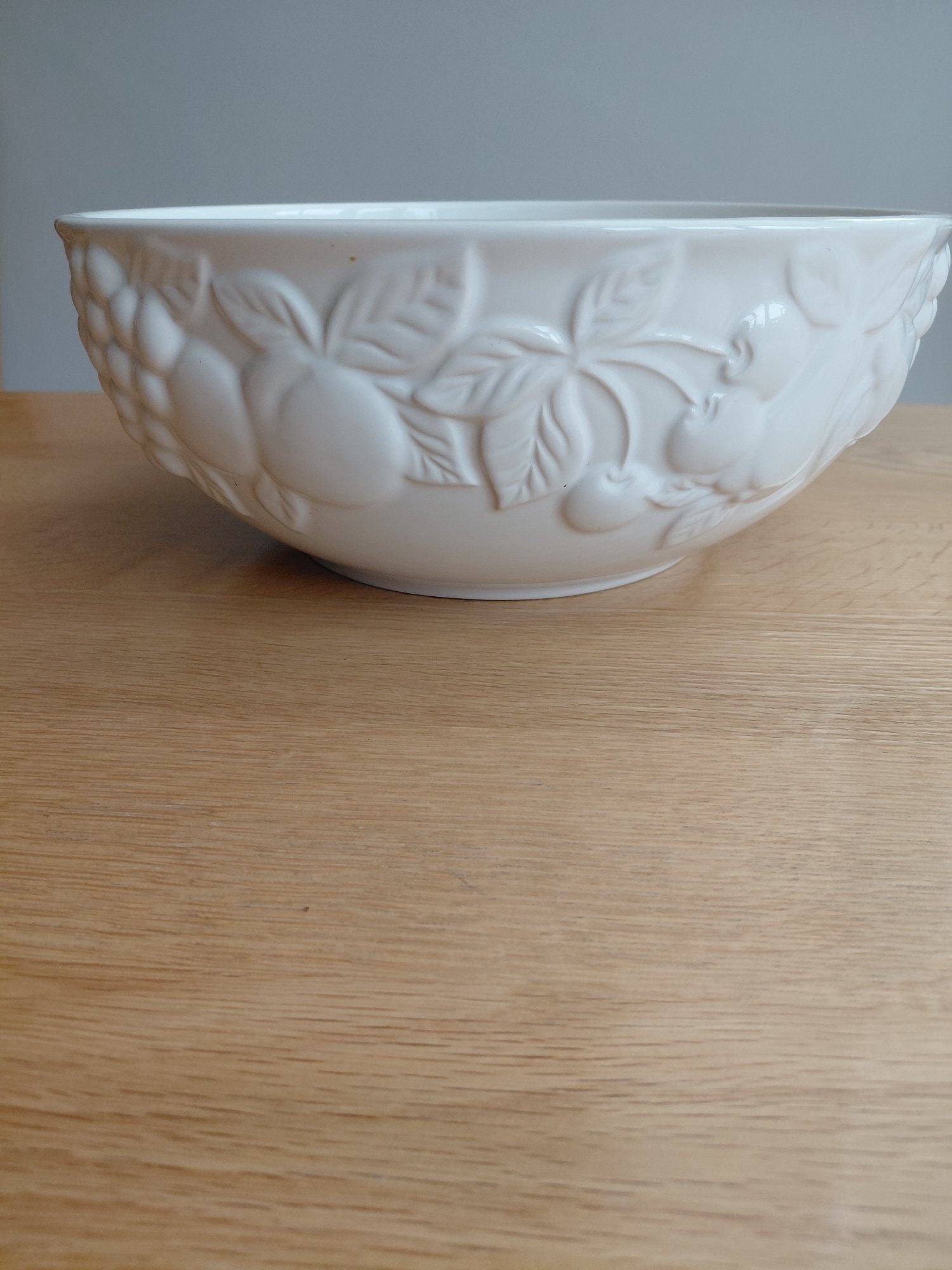 White Ceramic Fruit Bowl – As Good As New - Cookware & Dining in Winchester