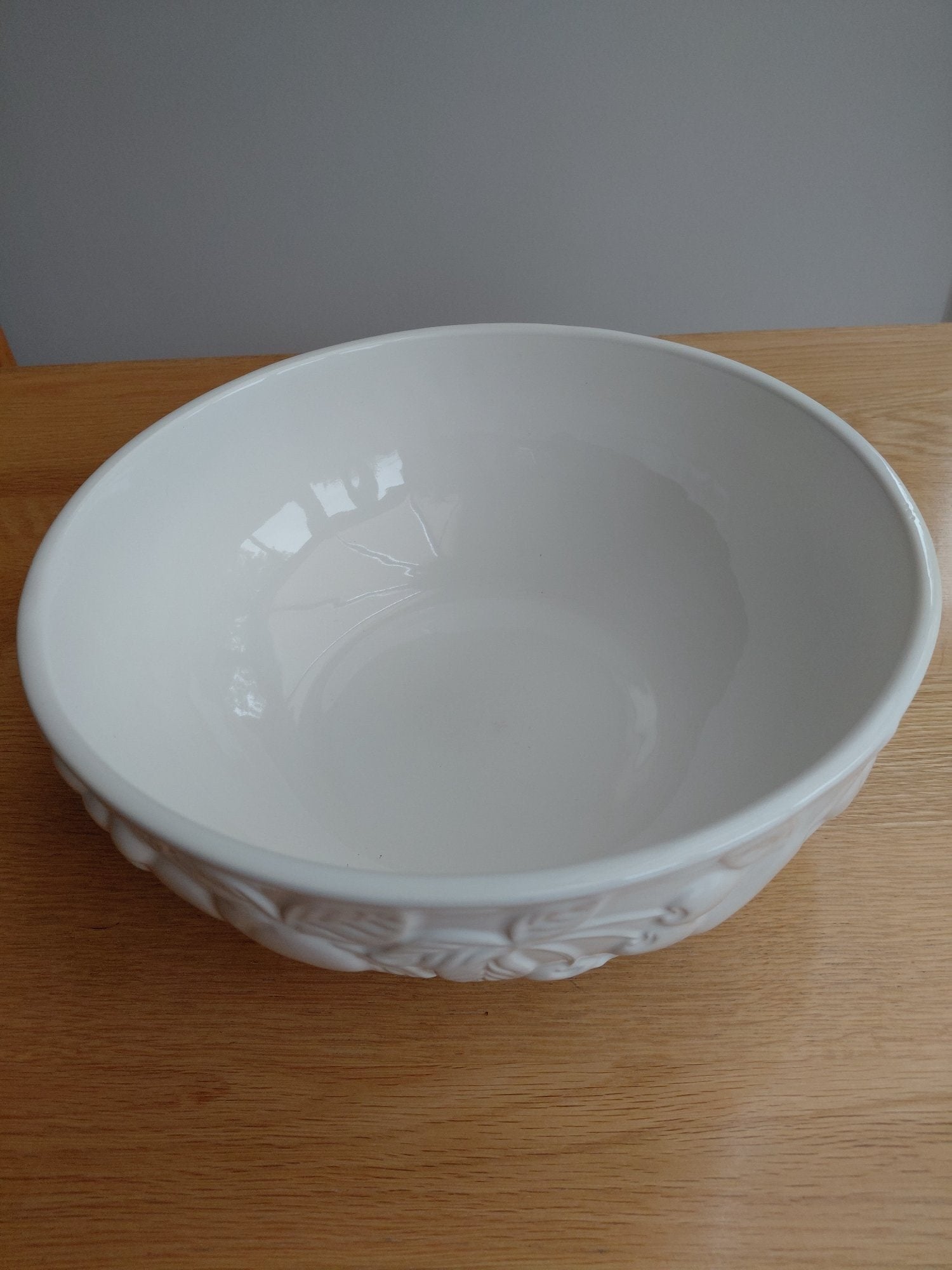 White Ceramic Fruit Bowl – As Good As New - Cookware & Dining