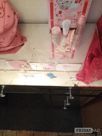 Free glass dressing table
