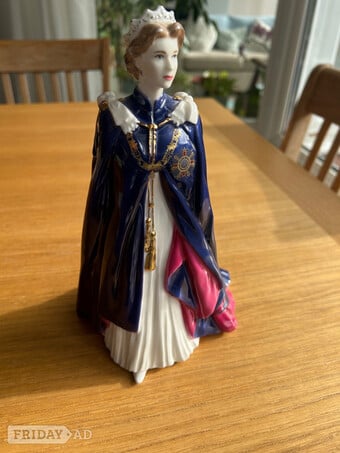 Queen Elizabeth 2 royal Worcester bone china figurine