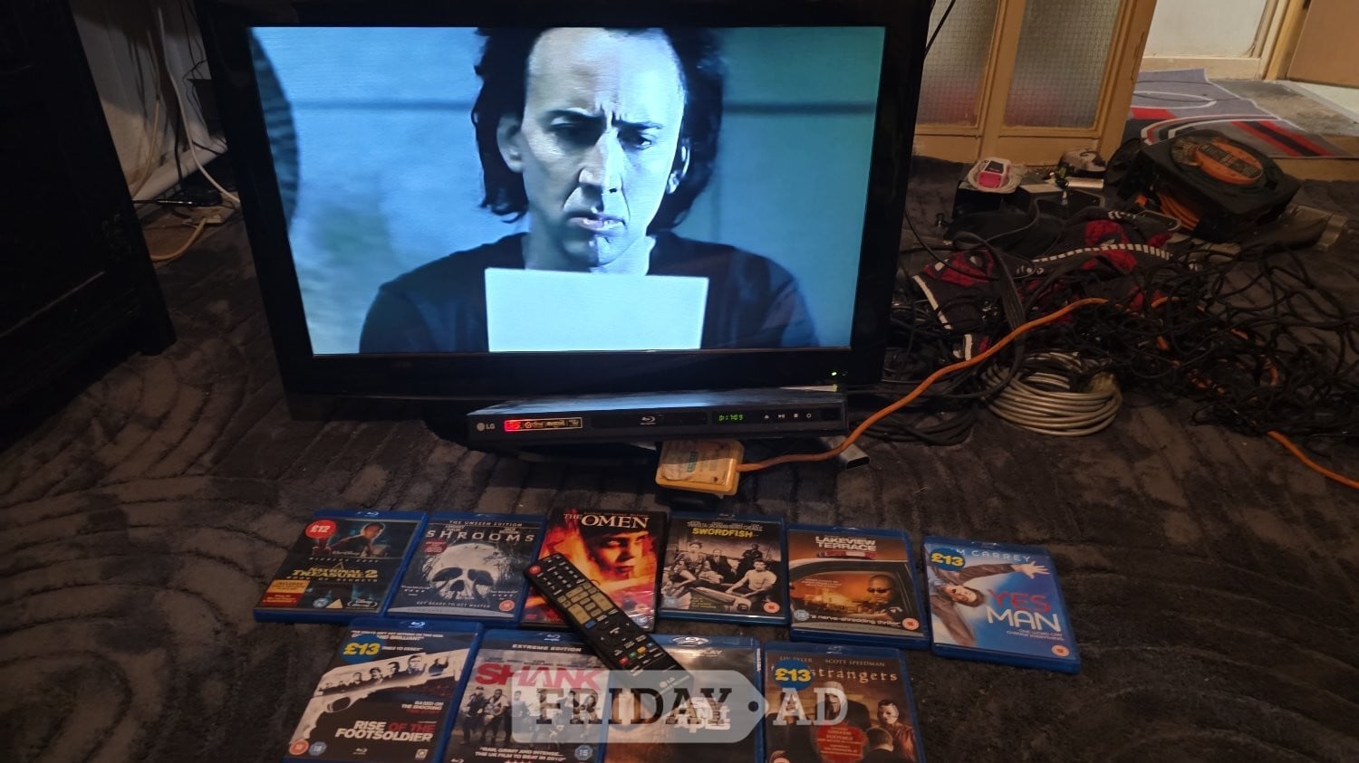 32" lcd Tv ,Blue ray player & 10 Blue ray movies. in Hove