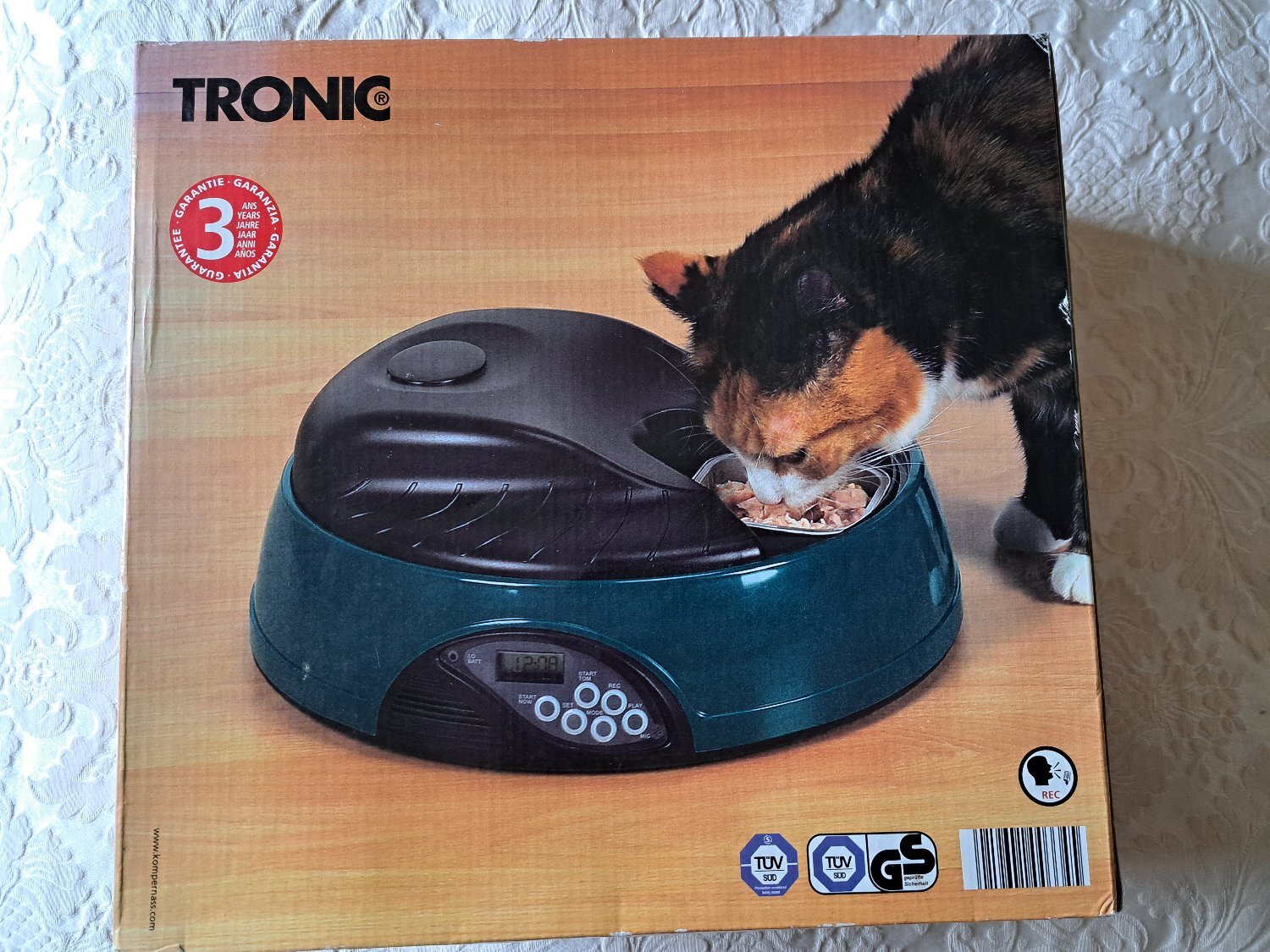 DELUX AUTOMATIC PET FEEDER FOR CATS AND DOGS WITH VOICE RECORDING