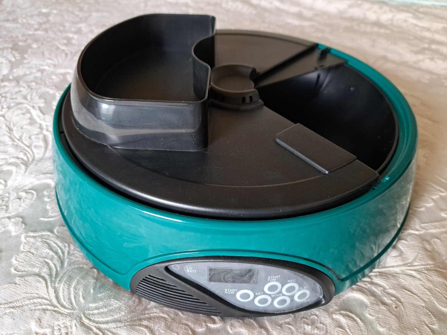 DELUX AUTOMATIC PET FEEDER FOR CATS AND DOGS WITH VOICE RECORDING - Home Appliances in Hartley Wintney