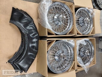 JAGUAR 6X15 GLEAMING CHROME WIRE WHEELS AS NEW SPINNERS + TUBES 