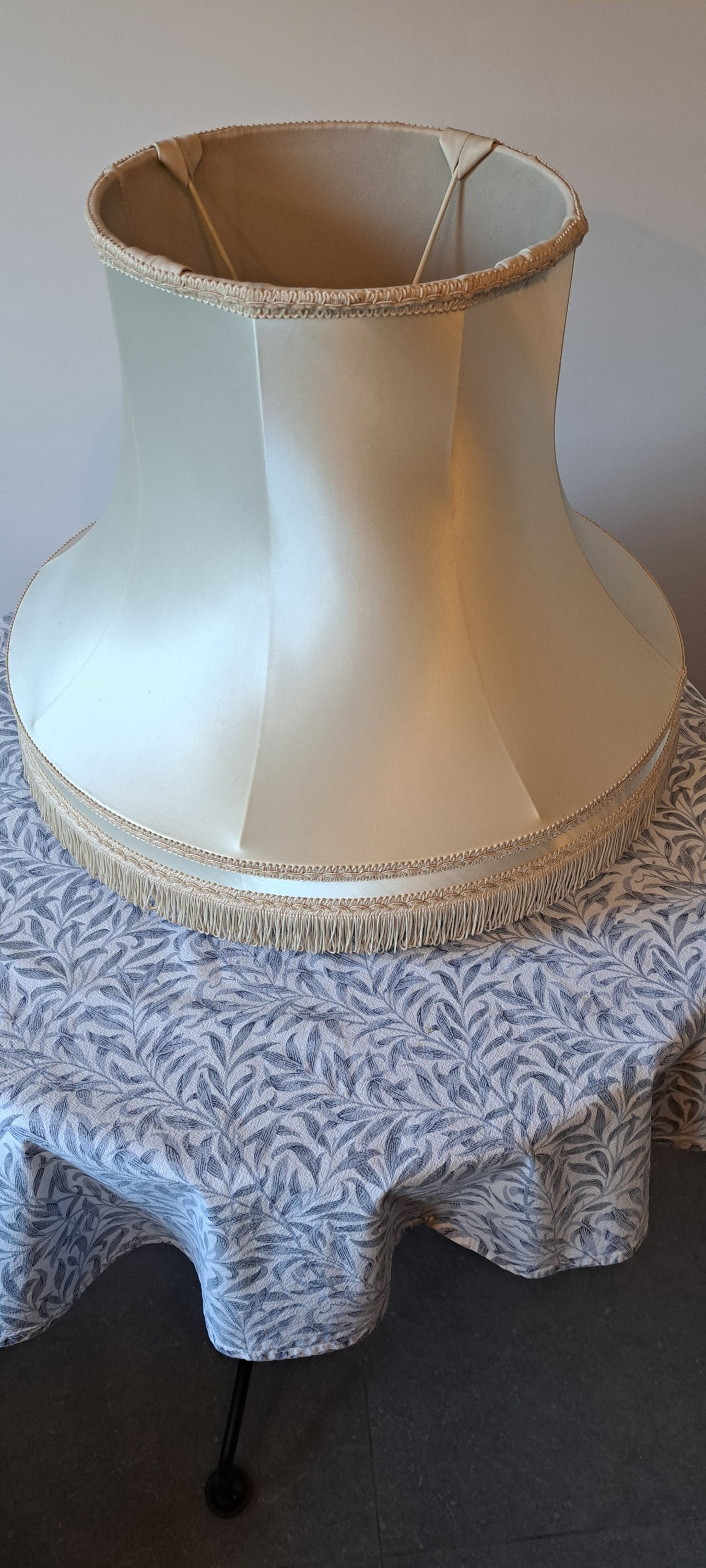 LARGE VINTAGE PALE CREAM / OYSTER TRADITIONAL LINED LAMPSHADE