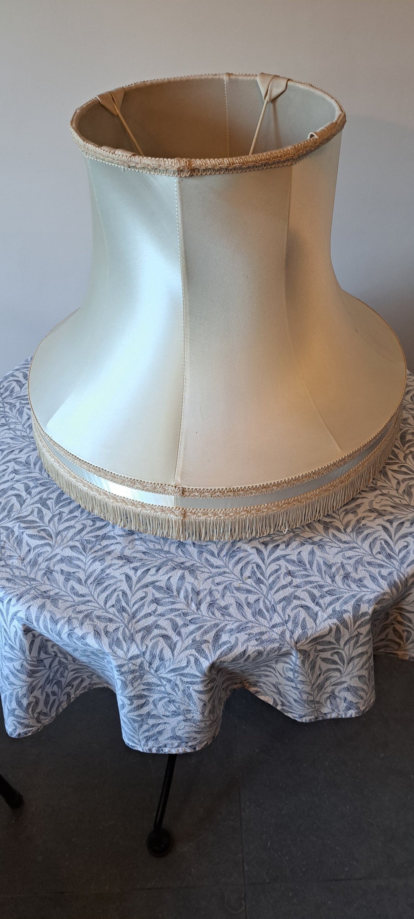 Hartley Wintney LARGE VINTAGE PALE CREAM / OYSTER TRADITIONAL LINED LAMPSHADE