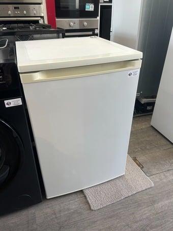 CURRYS ESSENTIAL FREEZER