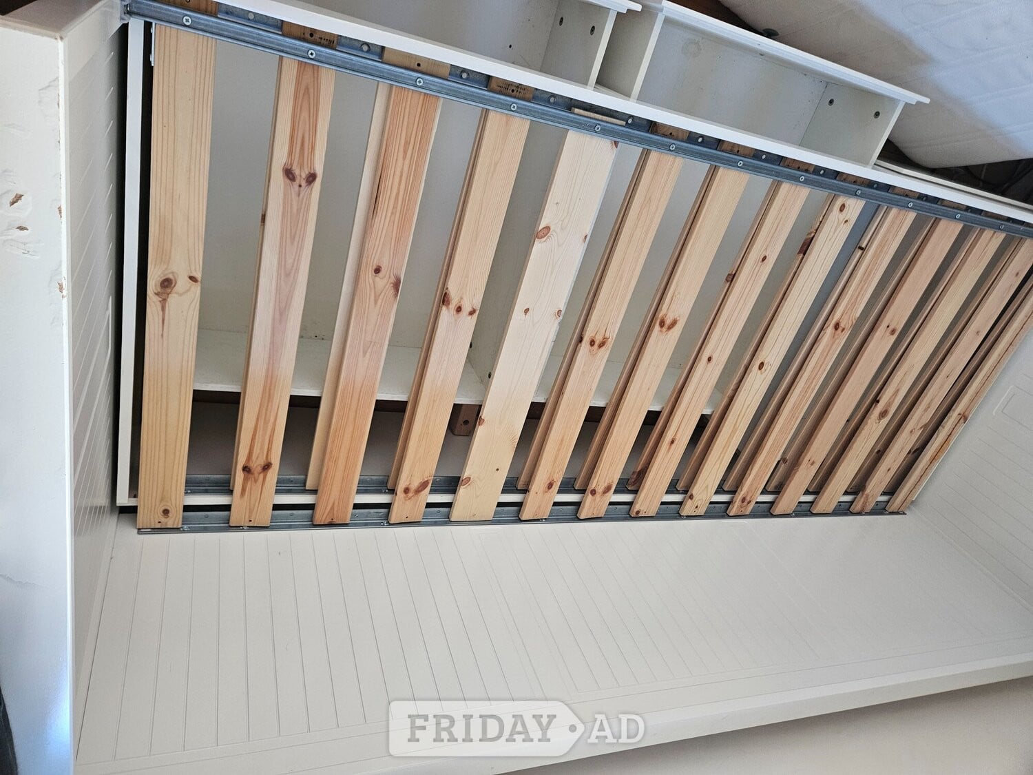 Oxted Ikea day bed single pulls out to double
