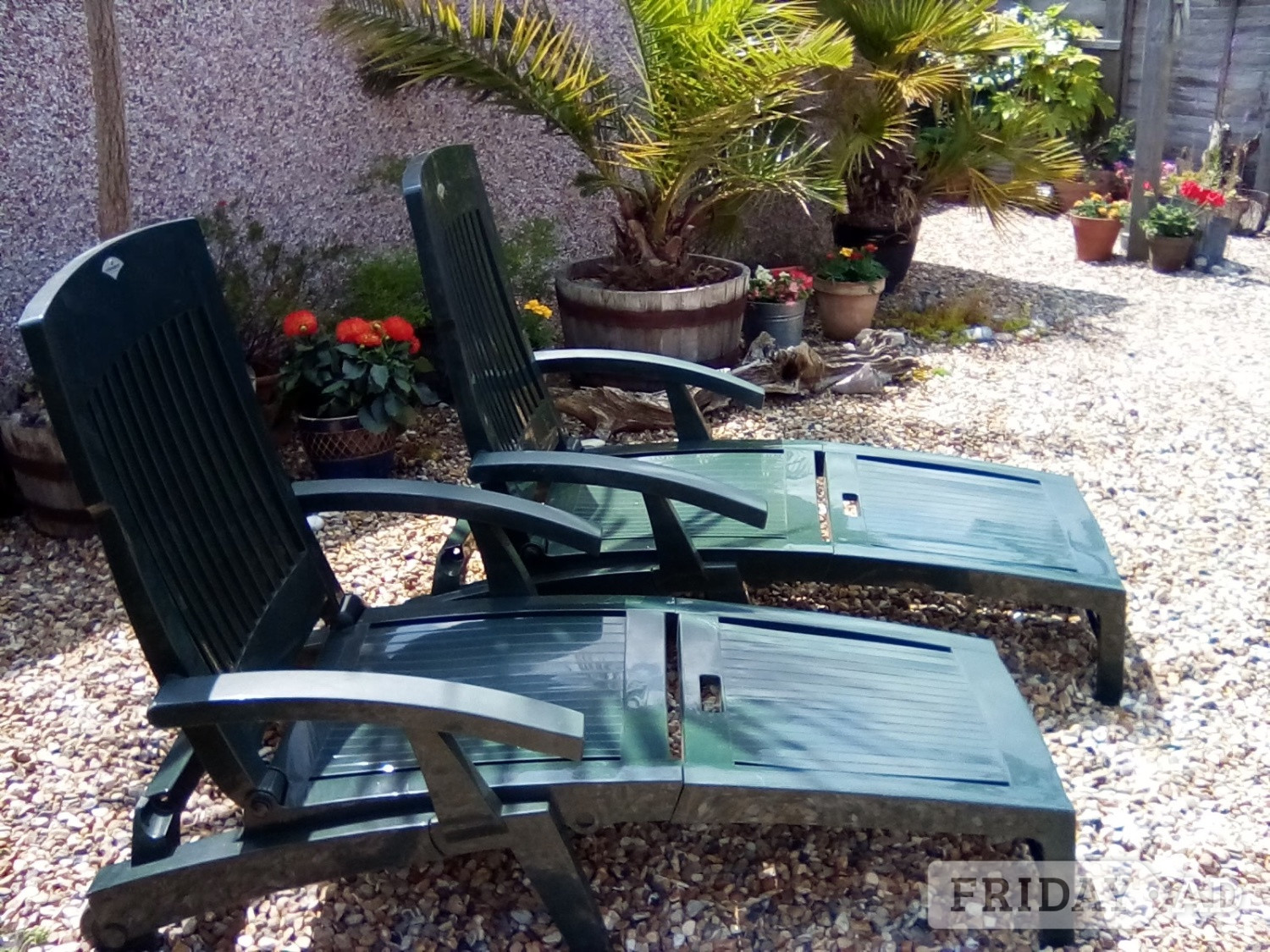 2 Sun loungers with wheels and mattresses in dark green