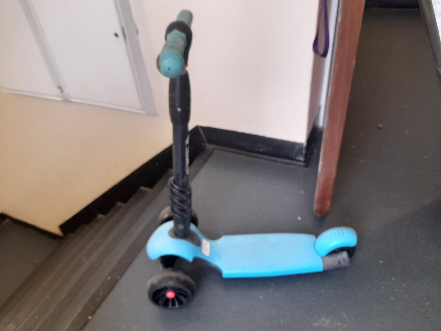 Boys bike & 2 x 3 wheel scooters