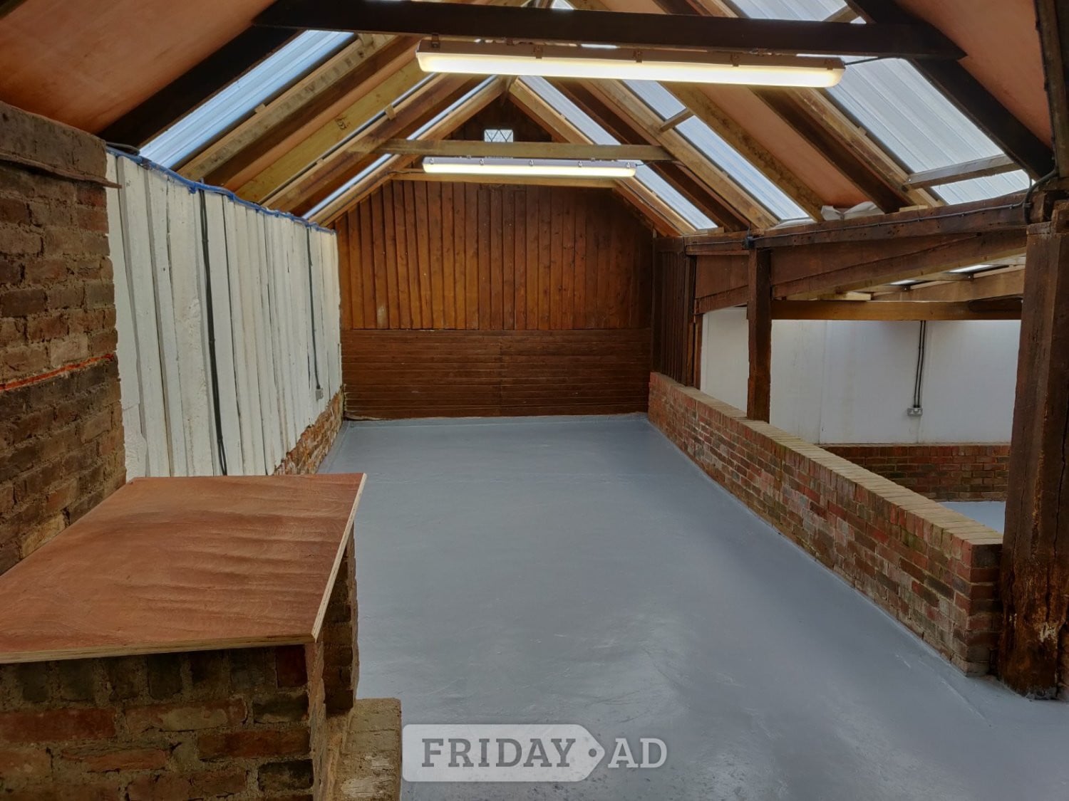 100m2 Storage unit to rent in Uckfield