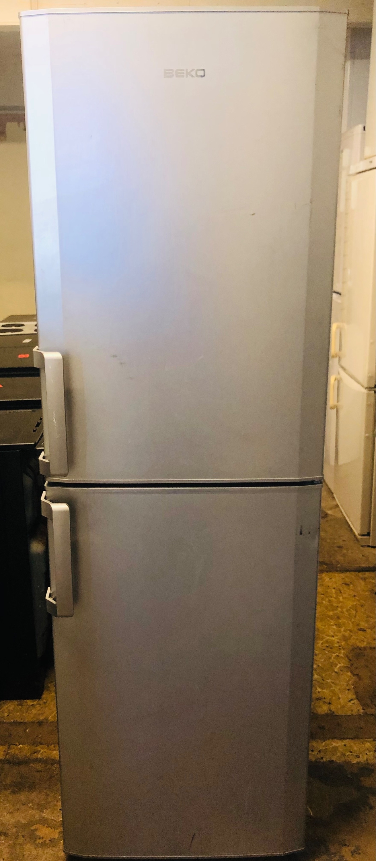 Beko silver colour frost free fridge freezer works perfectly 