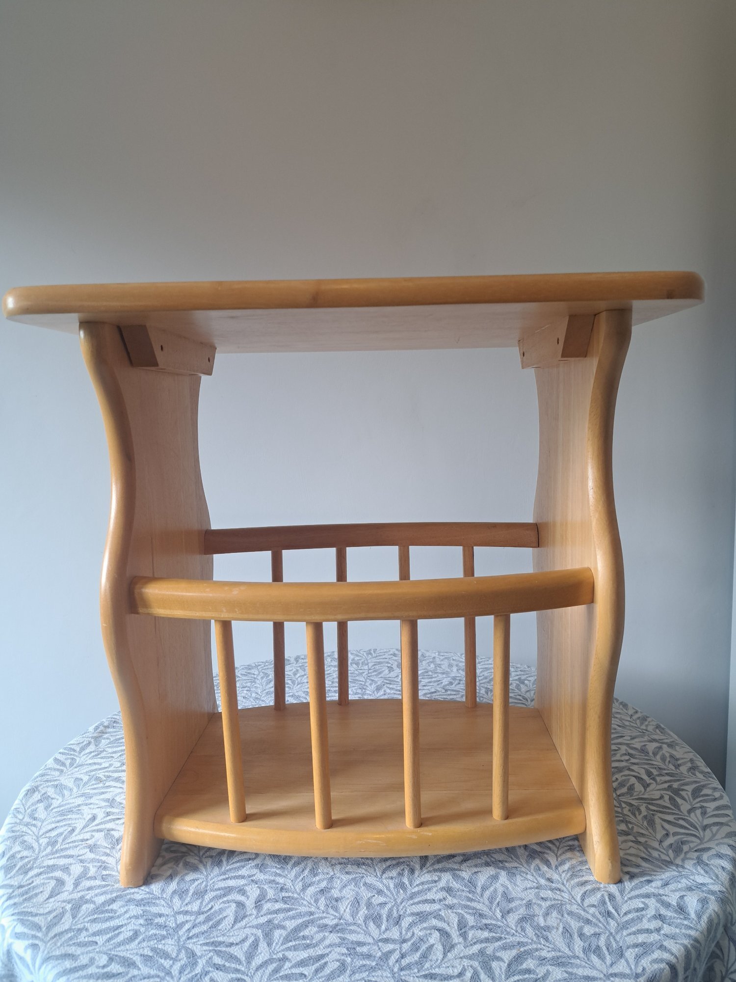 SIDE TABLE WITH INTEGRAL MAGAZINE RACK 