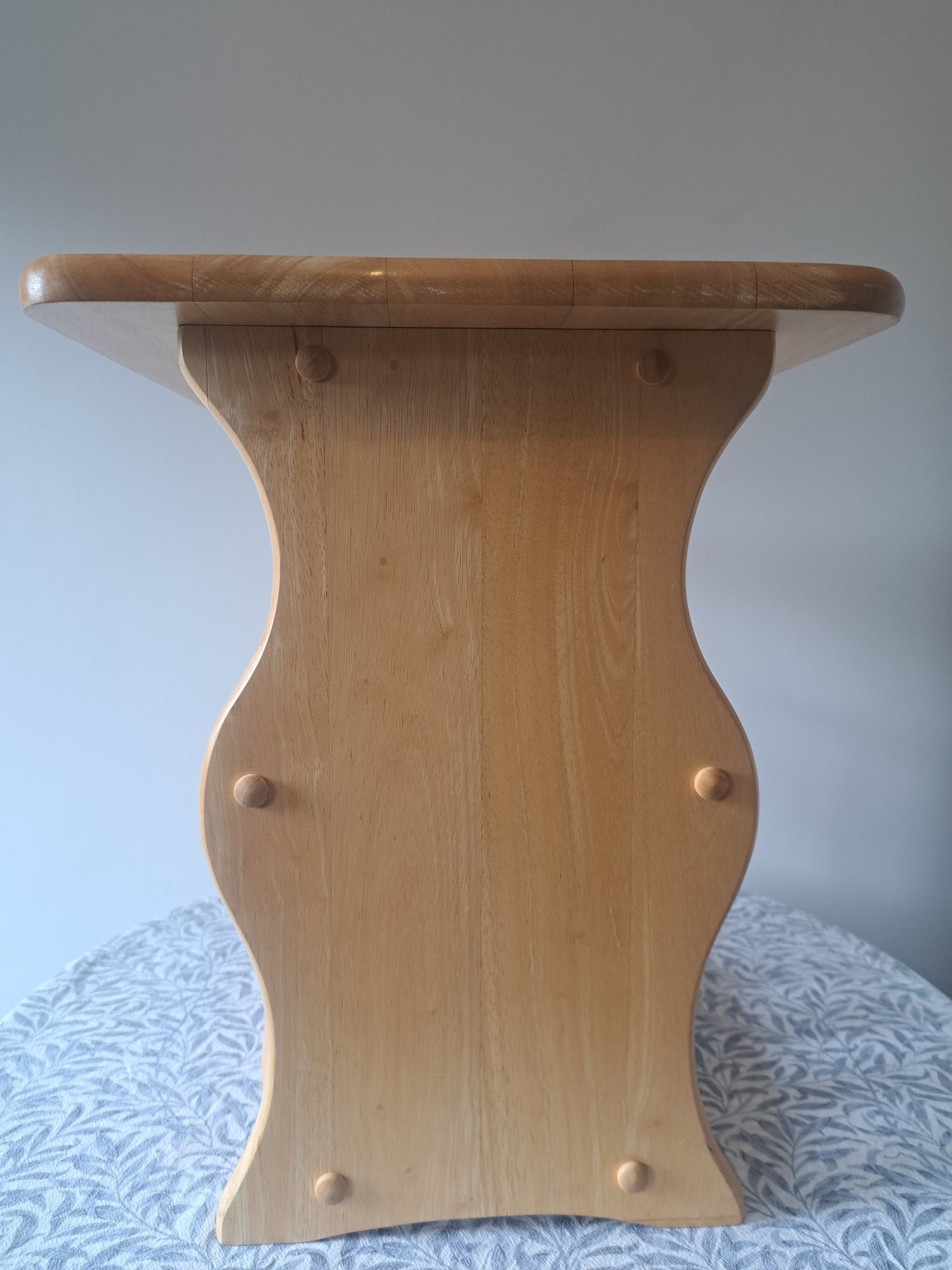 SIDE TABLE WITH INTEGRAL MAGAZINE RACK  - Furniture