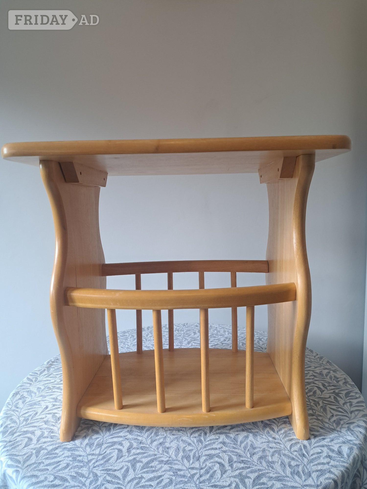 SIDE TABLE WITH INTEGRAL MAGAZINE RACK 