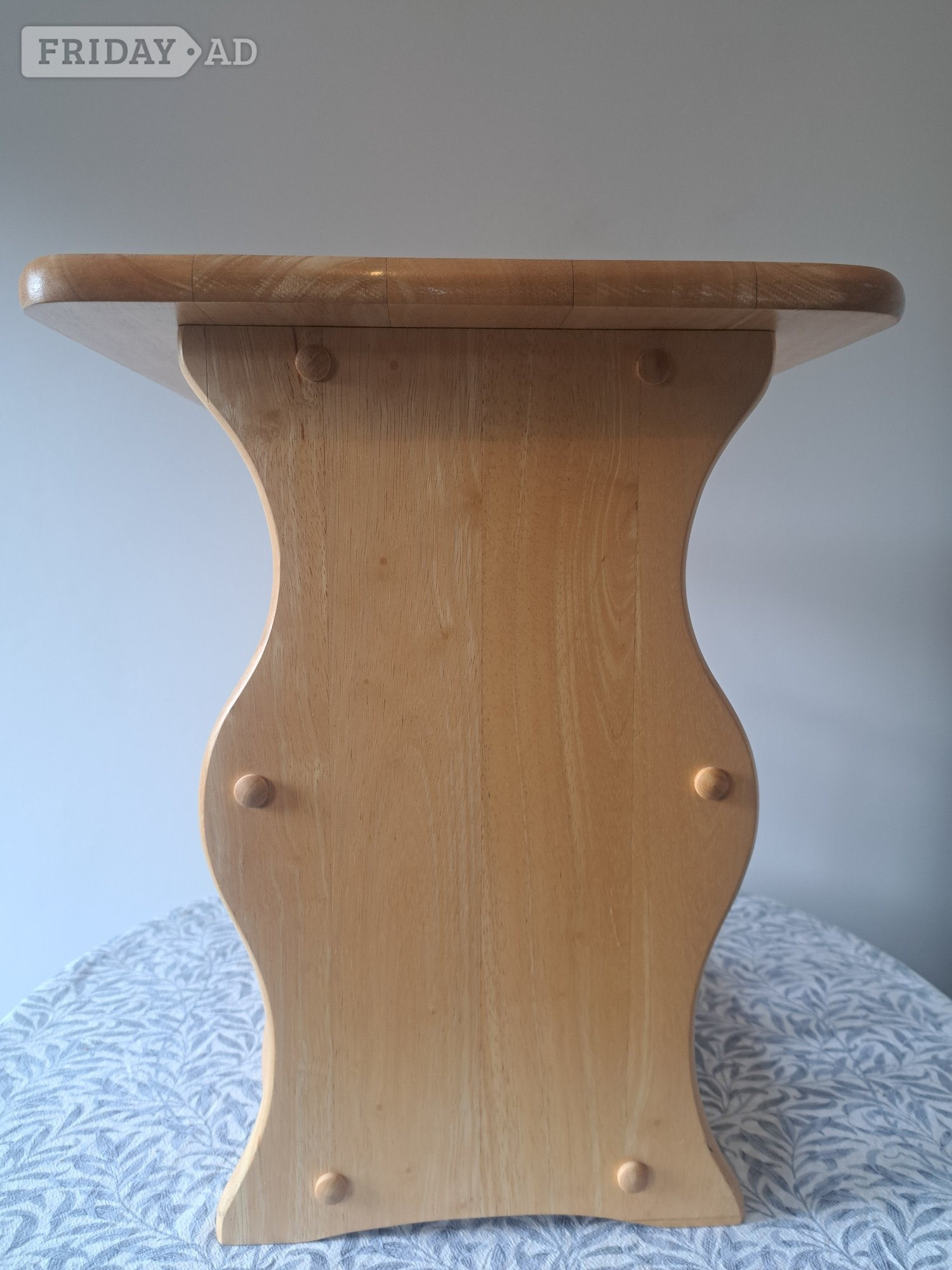 SIDE TABLE WITH INTEGRAL MAGAZINE RACK  - Furniture