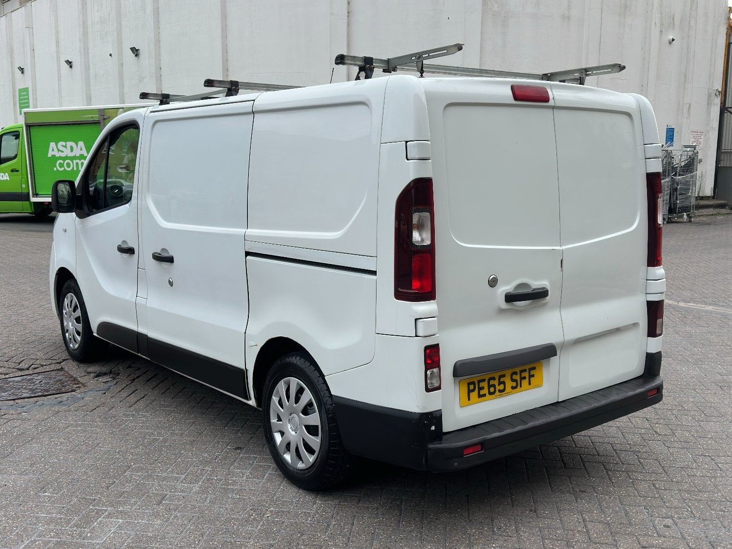 2015 Renault Trafic Business Plus - New Years MOT - No VAT - Vans & Commercial Vehicles in Brighton
