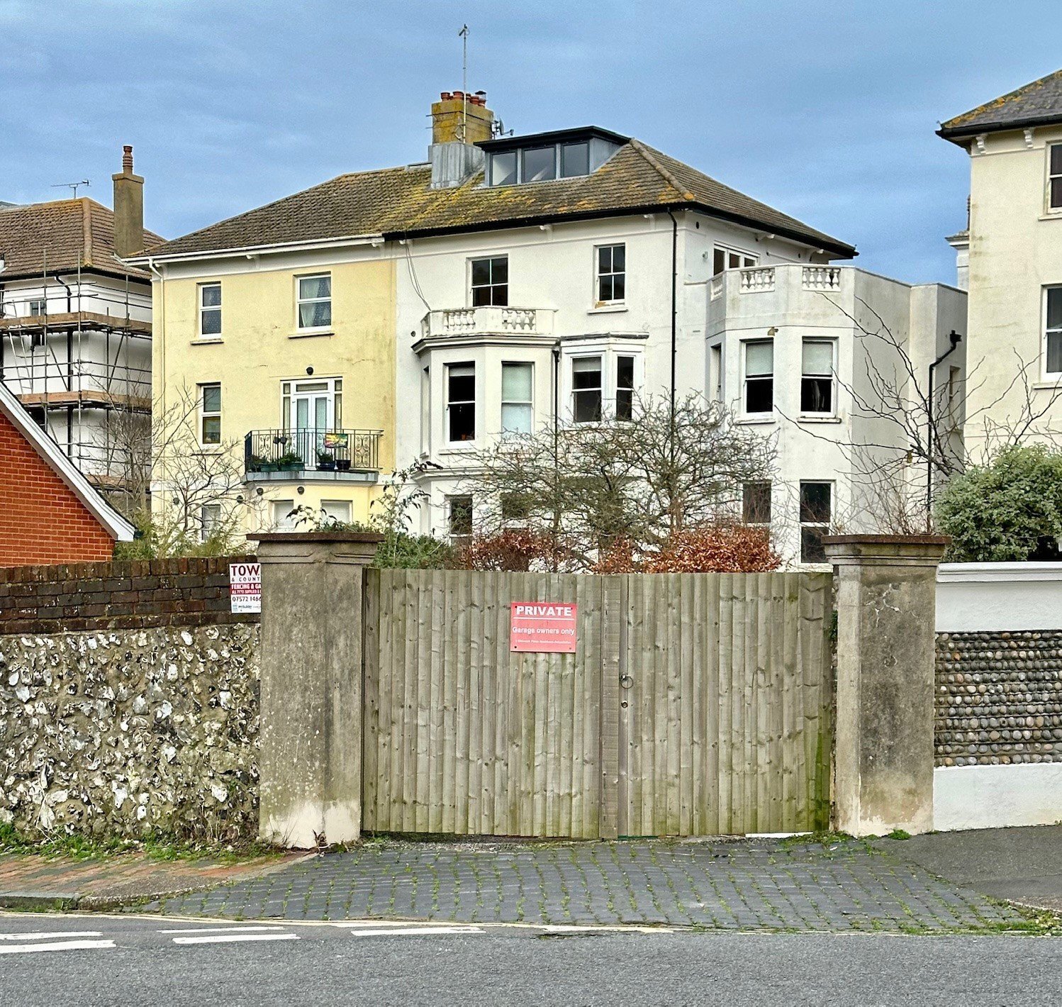 Town centre, 24/7 access - Garages & Parking