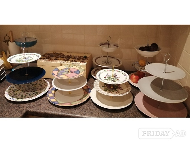 Three tier cakes stands