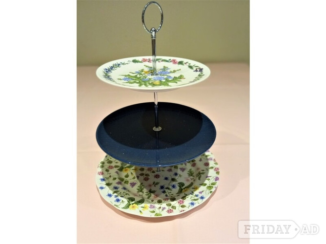 Newmarket Three tier cakes stands