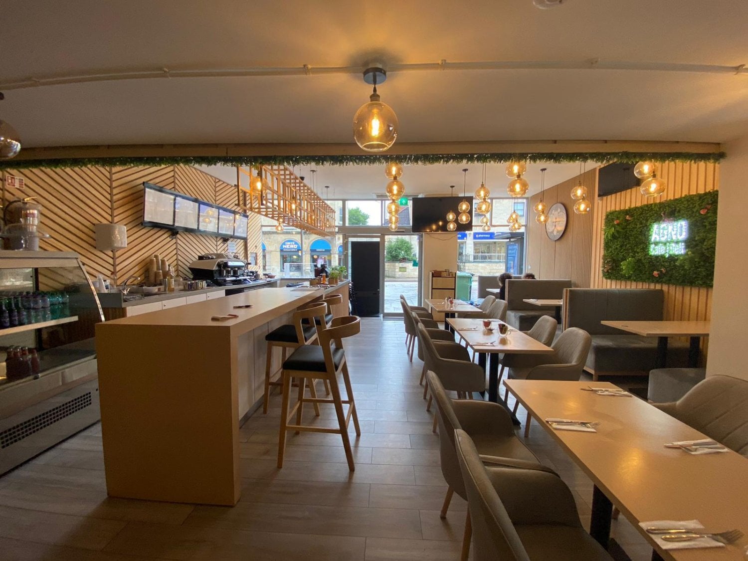 Bristol CLOSED RESTAURANT - FIXTURES, FURNITURES, EQUIPMENTS, CUTLERY etc