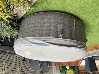 Inflatable hot tub 