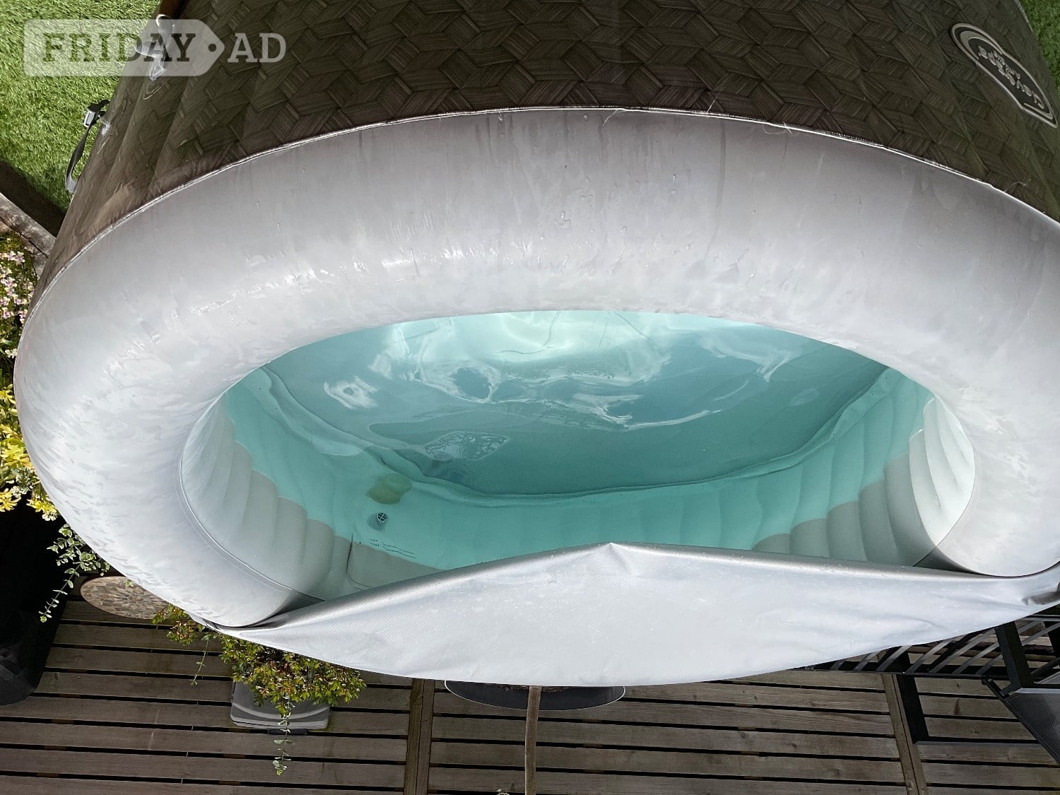 Inflatable hot tub 