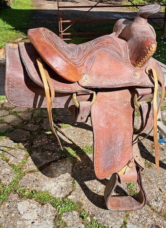 Western saddle + 3 lunging cavessons FREE!