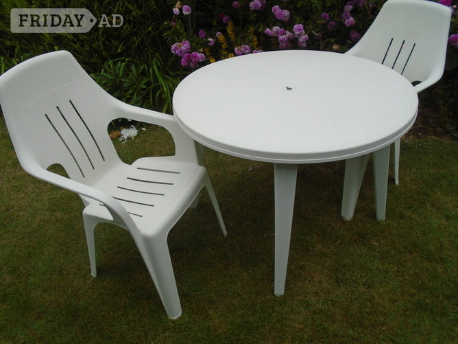 JARDIN WHITE ROUND TABLE/4 HIGH BACK CHAIRS