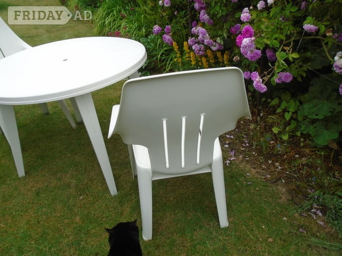 Melksham JARDIN WHITE ROUND TABLE/4 HIGH BACK CHAIRS