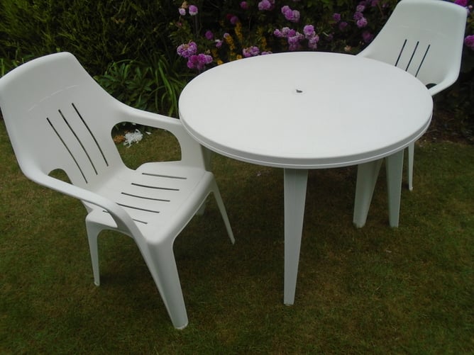 JARDIN WHITE ROUND TABLE/4 HIGH BACK CHAIRS