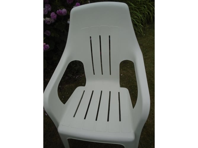JARDIN WHITE ROUND TABLE/4 HIGH BACK CHAIRS - Garden in Melksham