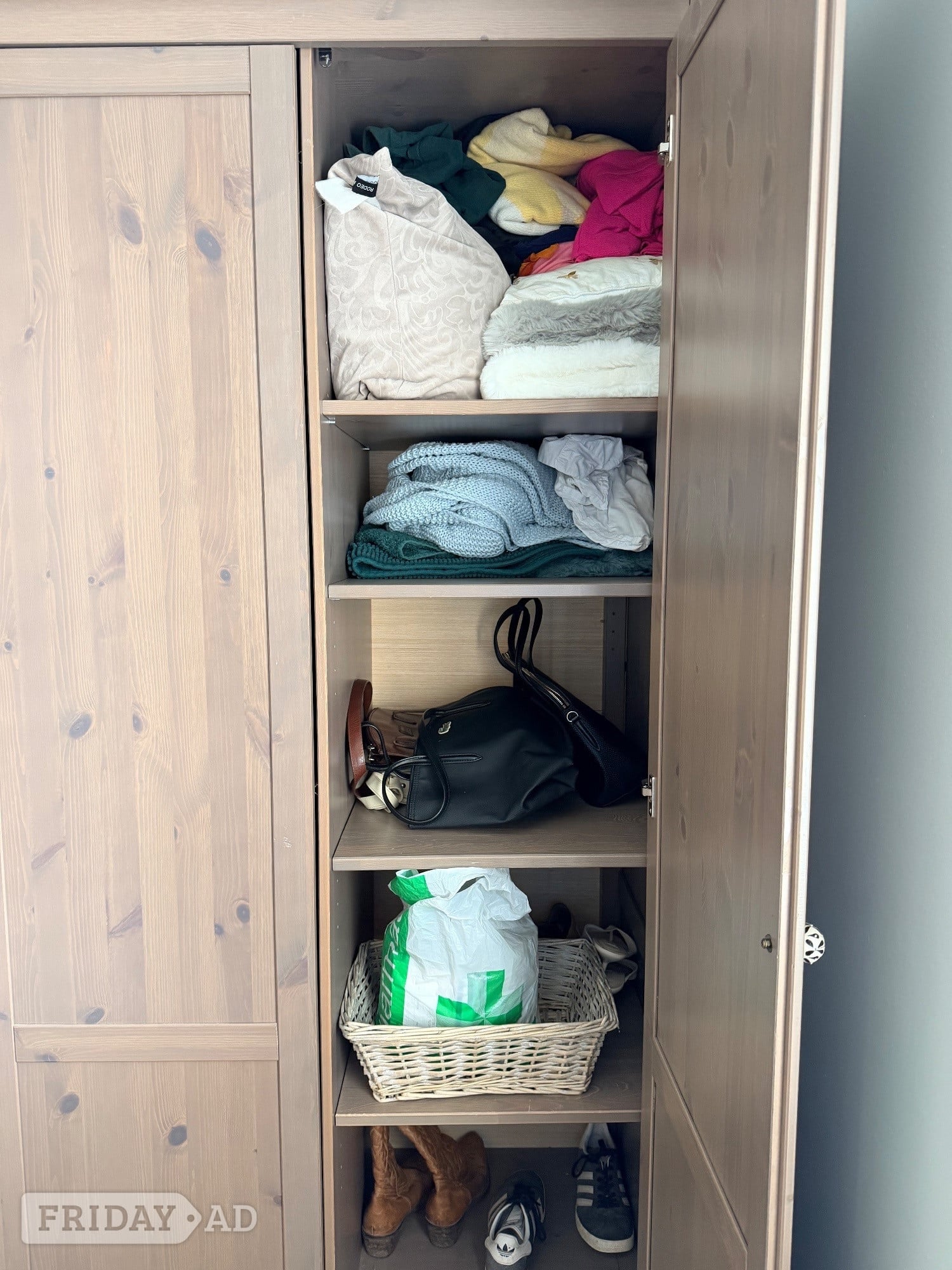 Wardrobe with 3 doors