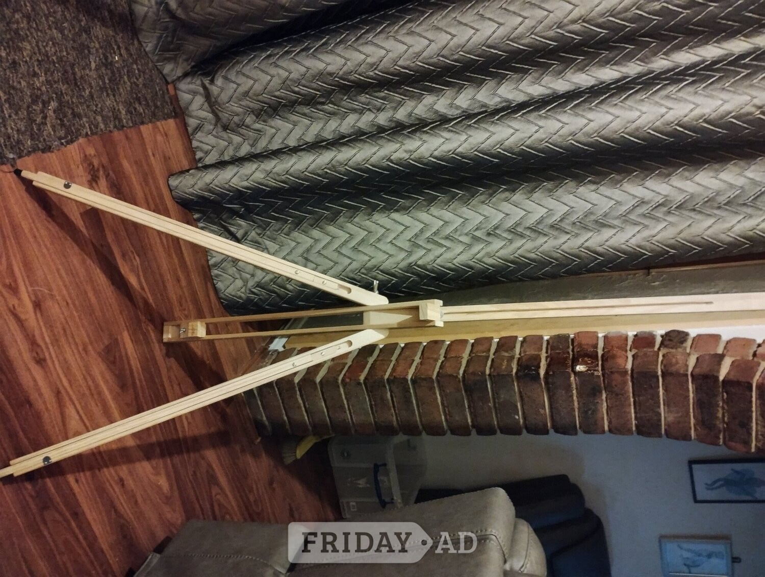 EASEL ARTISTS TOOL TO MOUNT ARTWORK FOR PAINTING AND DRAWING