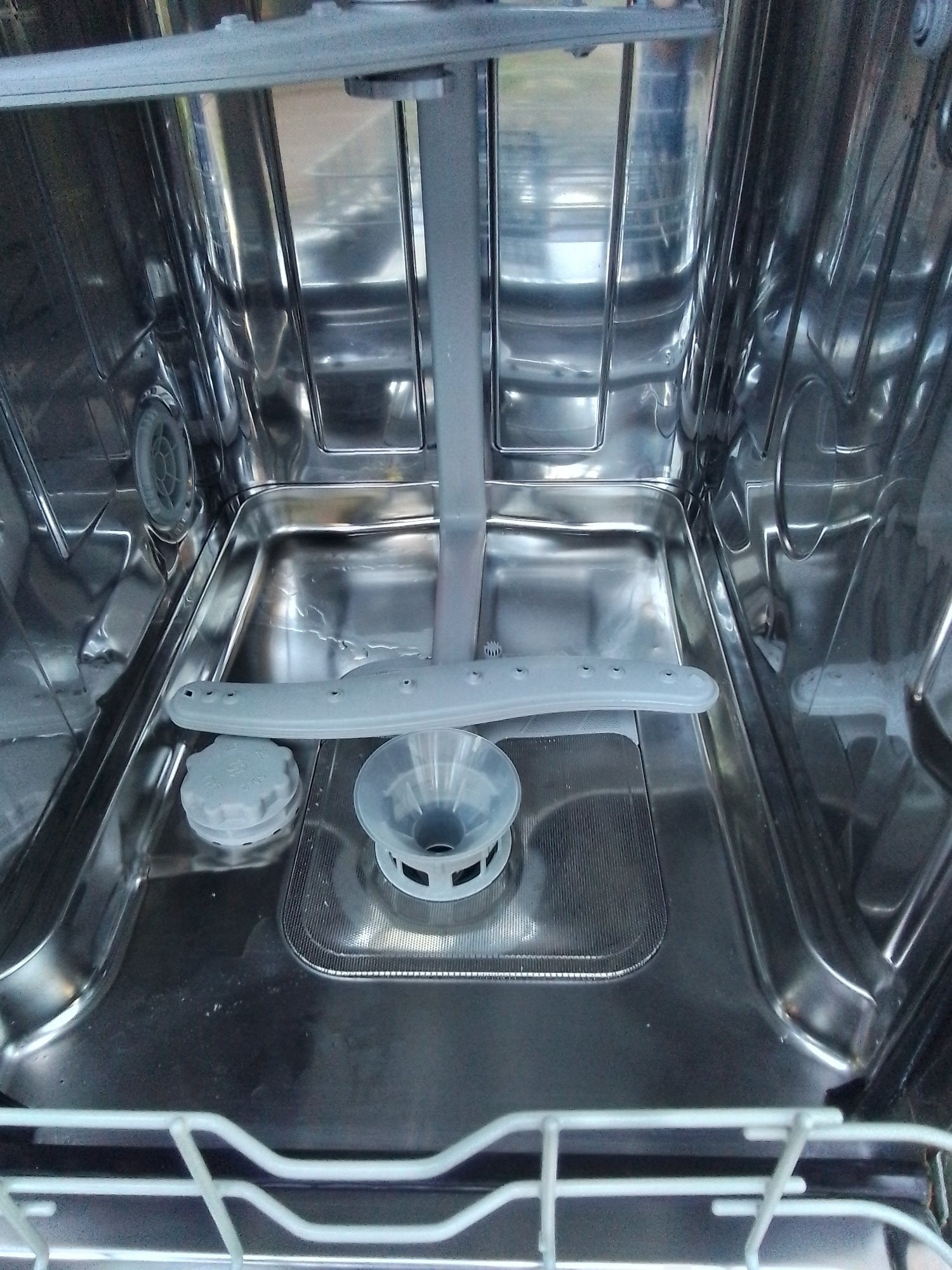 Indesit Slimline Dishwasher - Home Appliances