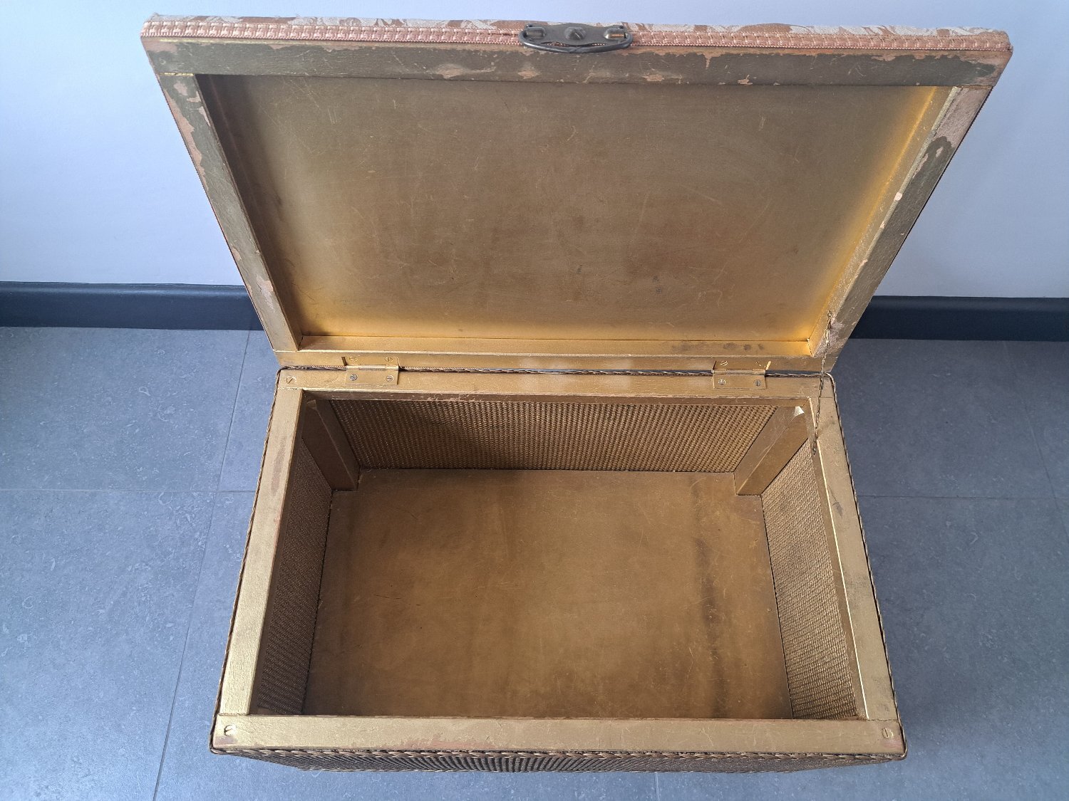 VINTAGE GOLD LLOYD LOOM STYLE SMALL OTTOMAN STORAGE CHEST - Furniture in Hartley Wintney