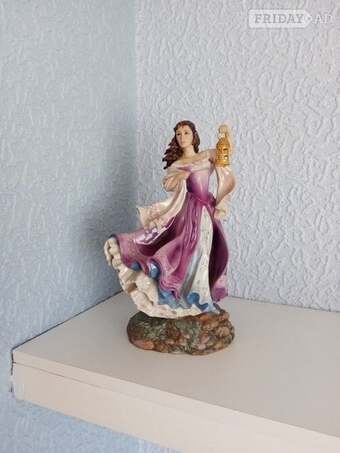 Beautiful Stunning "Catherine" Wuthering Heights Immaculate Cond.