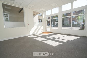 Extremely bright, hight ceilinged retail premises with parking