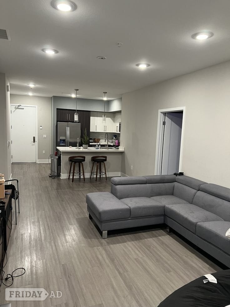 Abbots Langley Spacious 2-bedroom apartment Modern kitchen with fitted cabinets 