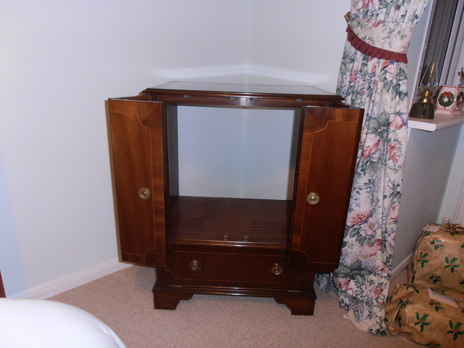 Reproduction Mahogany TV/Video Cabinet. A very nice piece of furniture to be used in various ways. In very good condition and worth viewing. Buyer collects